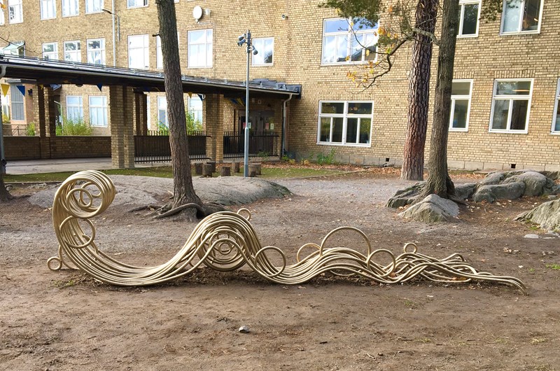 Solen, stormen, och jag!  Bronsskulptur. 4 m lång. placerad på Västertorps skola, Stockholm. år 2021.