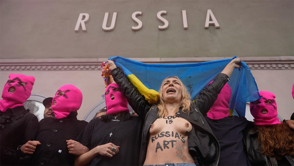 Pussy Riot och FEMEN går samman i punkprotest mot Rysslands paviljong i Venedig