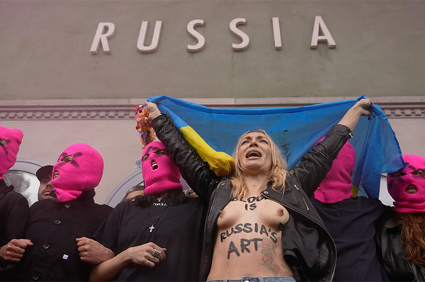 Pussy Riot och FEMEN går samman i punkprotest mot Rysslands paviljong i Venedig
