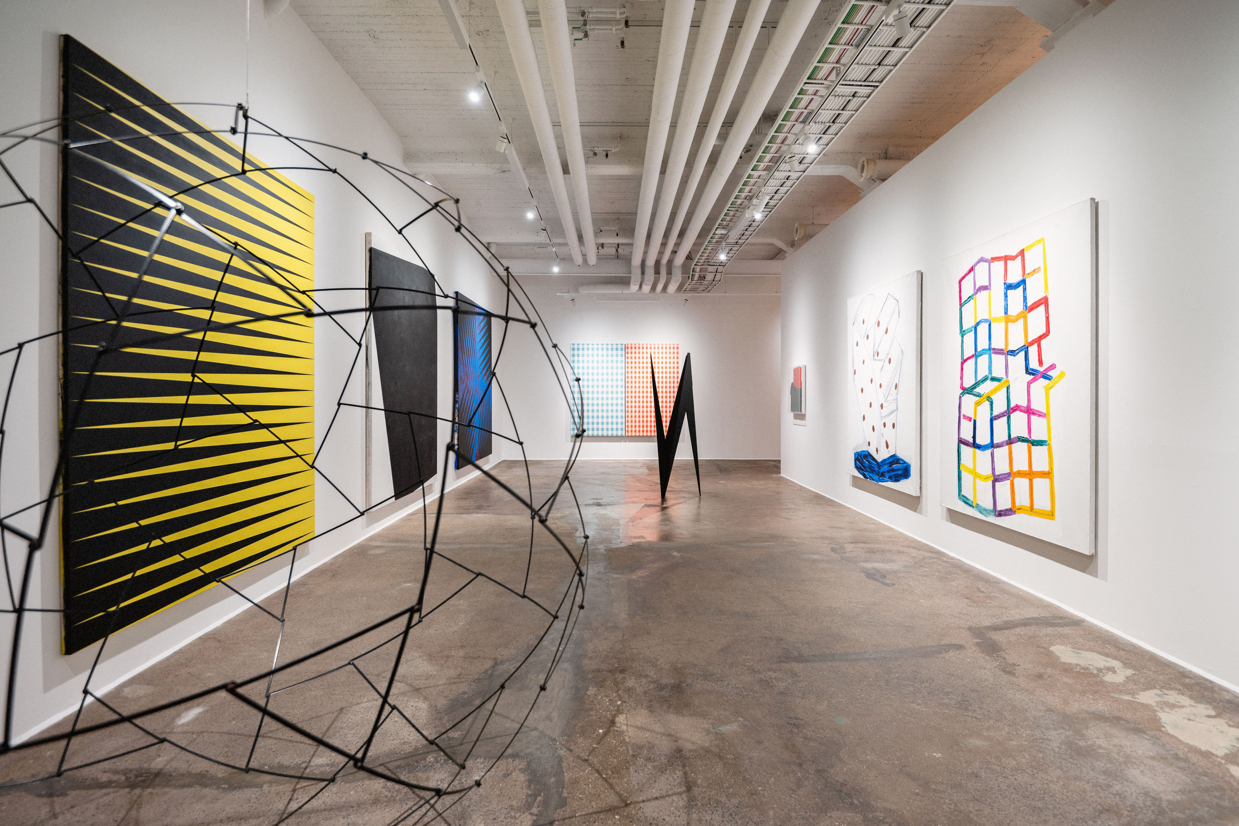 Utställningsvy från Den etablerade generationen © Ann Edholm / Bildupphovsrätt 2026; © Anders Widoff / Bildupphovsrätt 2026; © Lars Englund; © Torsten Andersson / Bildupphovsrätt 2025 I förgrunden syns delar av verket Borderline (1994) av © Lars Englund. 