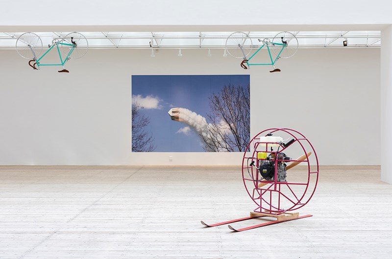 Roman Signer, utställningsvy, Malmö Konsthall, 2023. Foto: Helene Toresdotter