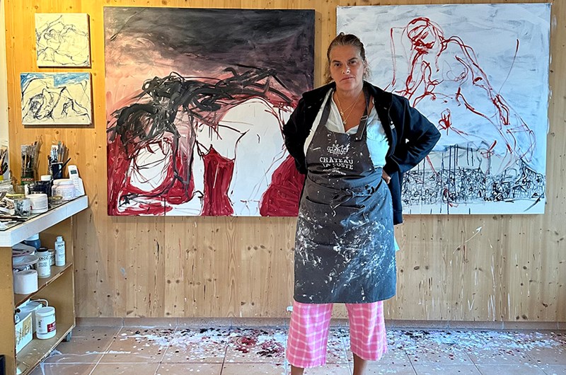  Tracey Emin working in the studio, 2026. Foto: Courtesy of Harry Weller