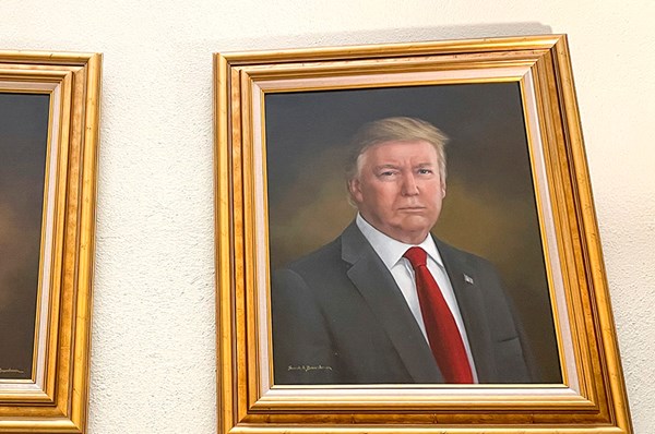 Över 1000 Trump-porträtt i "konst-attack"