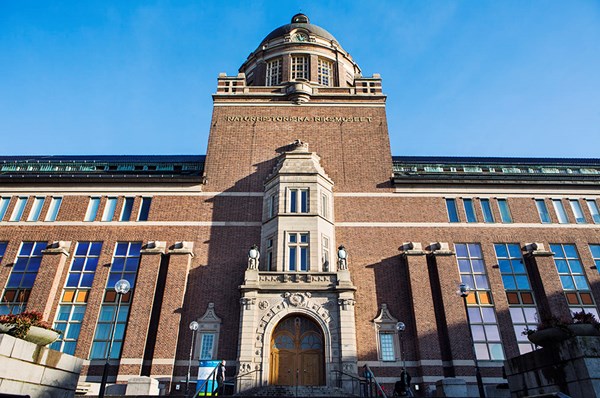 Naturhistoriska riksmuseets stängs - tak riskerar att rasa