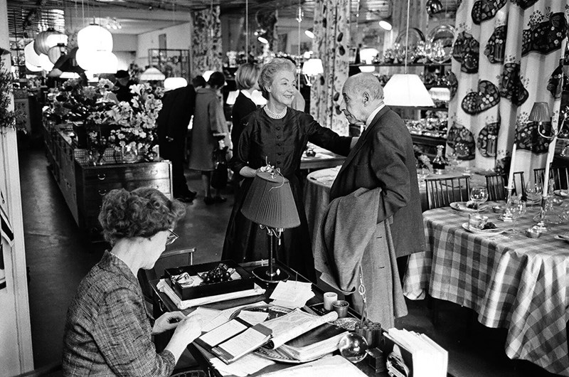 Estrid Ericson och Josef Frank i butiken Svenskt Tenn. Foto: Lennart Nilsson, Arkiv och samlingar