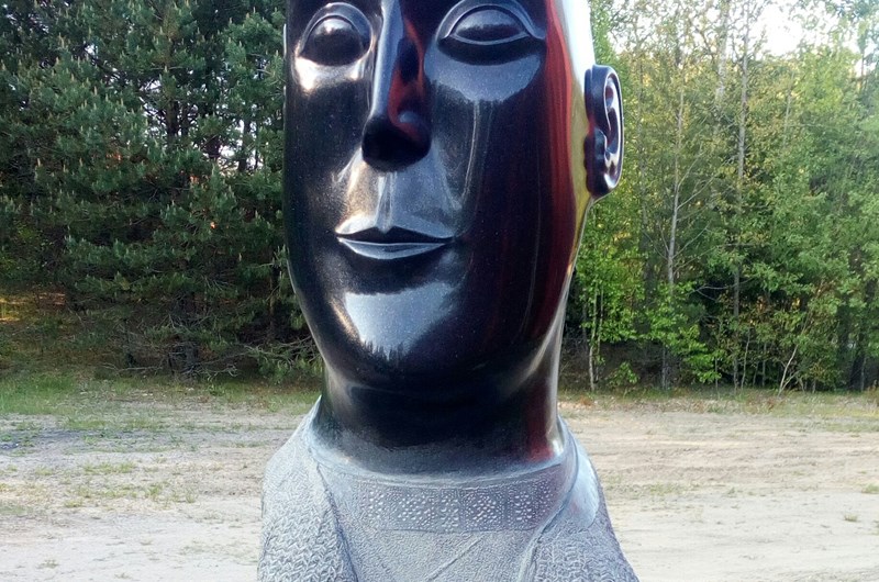 "Känn ingen oro och tappa inte modet."  Joh.14:27            Skulptur i sten, diabas.