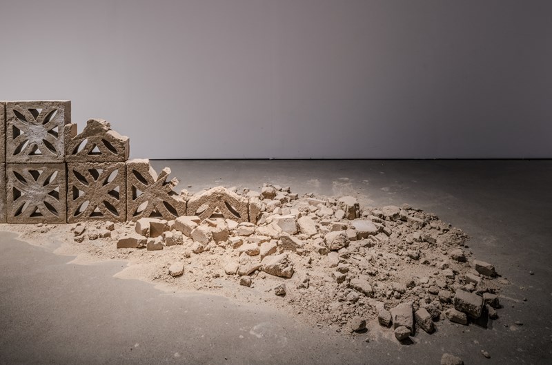 Mariana Ramos Ortiz, Breezeblocks (derrumbe), 2023  Installationsvy "Det som bar mig", Bonniers Konsthall, 2025. Foto: Jean-Baptiste Béranger