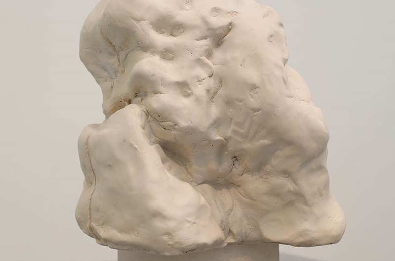 Emma Holmgren, Mellanrummet Lerskulptur som gjutits av flera gånger i gips, 2024. Originalstorlek 15x11 cm