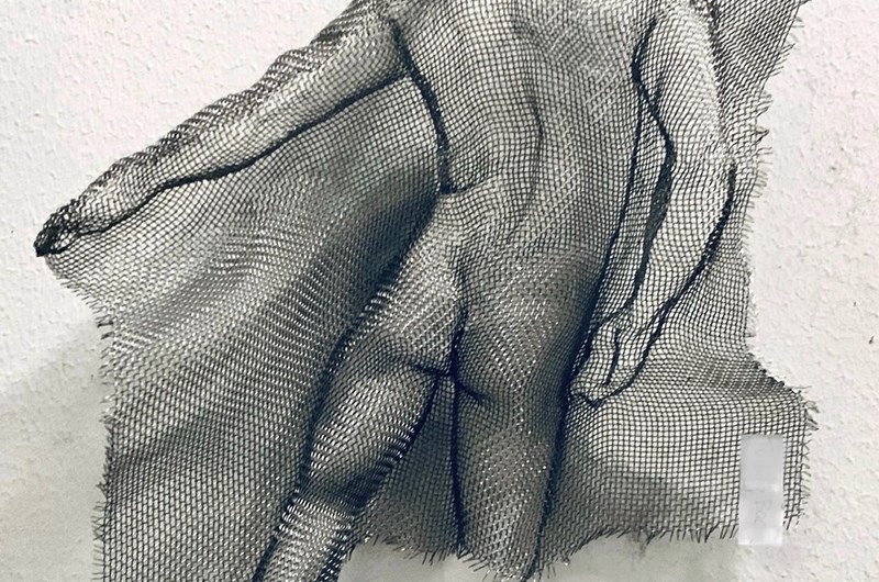 Turning back, mesh sculpture, 24x31x7 cm