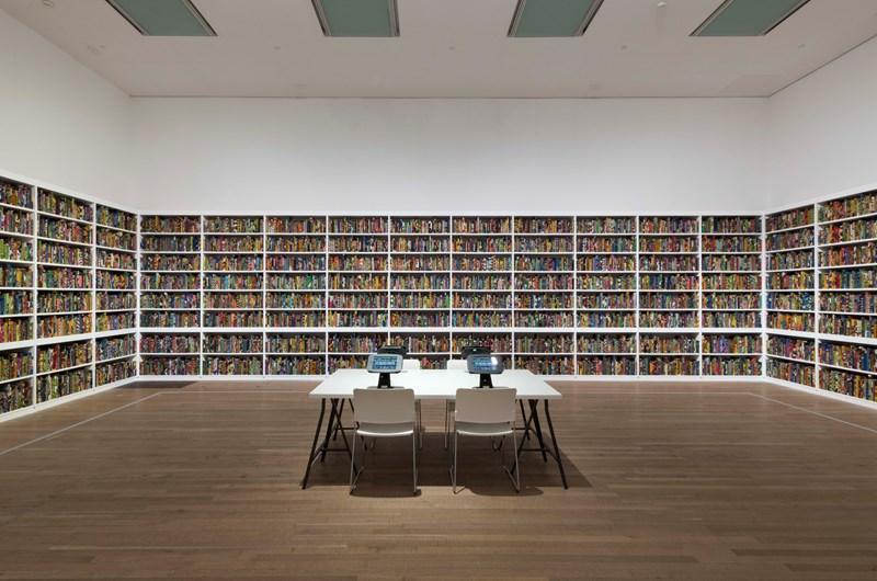 Yinka Shonibare CBE, The British Library, 2014.  6 328 stycken individuella böcker, alla klädda med batik och präglade med namn från första och andra generationers immigranter till Storbritannien. Konstverket köptes av Tate Modern år 2019 där den sedan dess är på permanent display. Courtesy the artist and Tate Photography, London. Foto: Oliver Cowling.