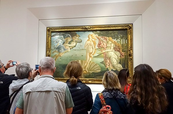 Aktivister klistrade bilder på "Venus födelse"