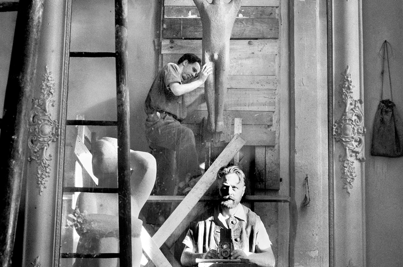 Christer Strömholm, Självporträtt med Liss Eriksson i bakgrunden i Liss Eriksson och Britta Reich-Erikssons ateljé i La Ruche, Paris 1951. ©Strömholm Estate