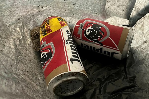 Konstverk av ölburk som av misstag kastats i soptunnan av personal på holländskt museum