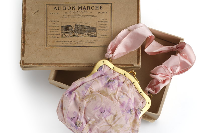 Au Bon Marché — Handbag and box, 1910‑1919 Shaped silk taffeta, printed on chain, gilded metal, and silk satin © Les Arts Décoratifs / Christophe Dellière