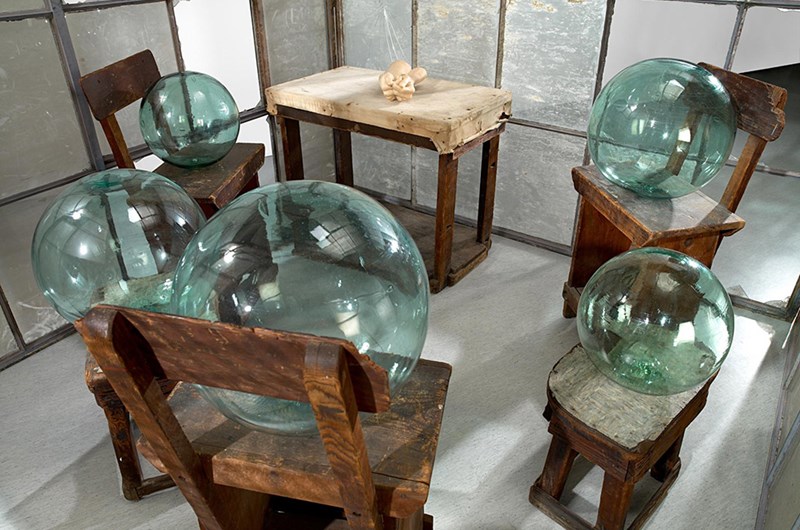 Louise Bourgeois, Cell, Glass Spheres and hand, 1990-193, © The Easton Foundation/VAGA at ARS, NY
