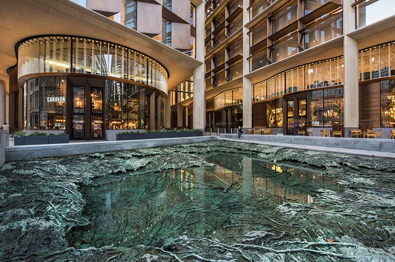 "Forgotten Streams", 2017, är placerad på Bloombergs nya europeiska huvudkontor i London .