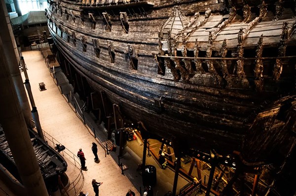 Aktivister klättrade på Vasa – surrade fast sig i masten