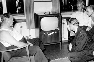 Tyst! Jag ser på tv.