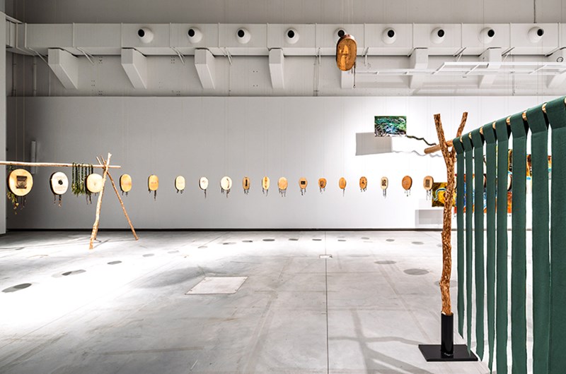 Installationsvy, Aerpiemaahtoe med verk av Julia Rensberg, Elme Ämting och Sissel M Bergh. Foto: Jean-Baptiste Béranger