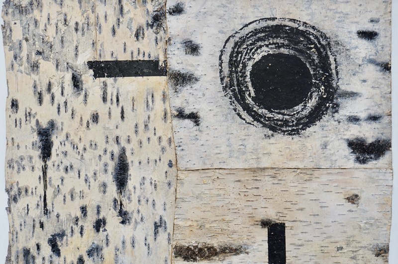 "som grenen såg det", Måleri med näver som duk. 70x 55.Utställningen "Spår på en stig", Jakobsbergs konsthall, 2023. Inköpt av Nacka kommun.