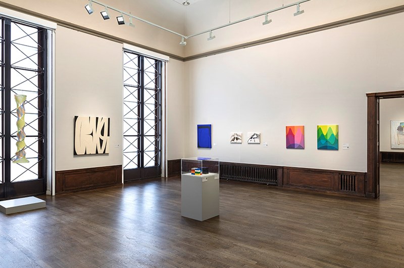 Installationsvy Vårsalongen 2023. Foto: Mattias Lindbäck. I mitten skulpturen Monolit (layer) av Miles Conradi