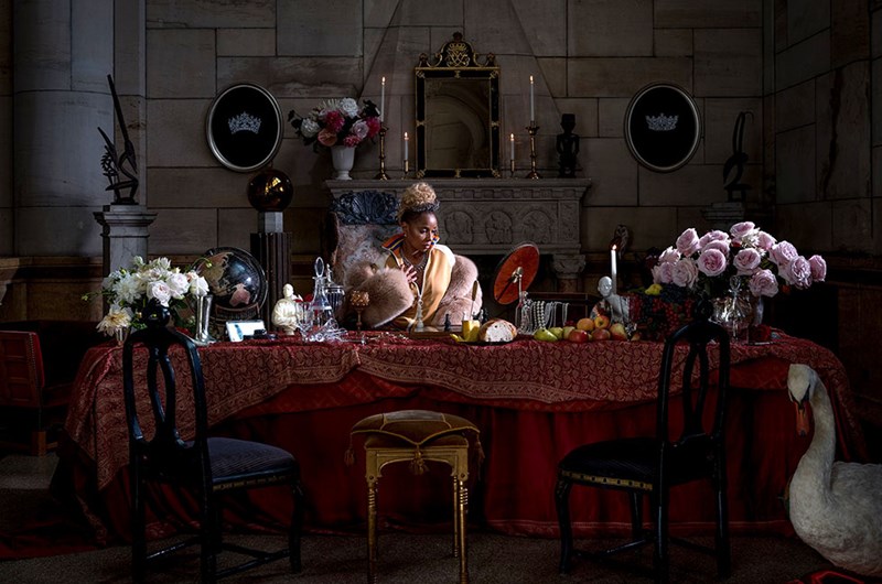 Carrie Mae Weems "Queen B (Mary J Blige)" är en bild tagen 2018–2019.
