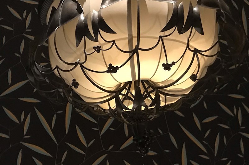 Takkrona i oxiderad mässing och siden. Dagobert Peche, 1922, Wiener Werkstätte, Millesgården. Foto: Staffan Bengtsson