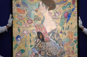 Gustav Klimts "Dam med fjäder" blev världens dyraste privatägda tavla