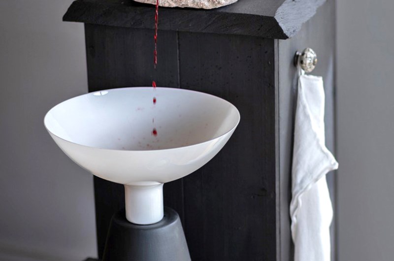 Tindra Englund, Don't forget to wash your hands!, Röd granit och återbrukade material. 