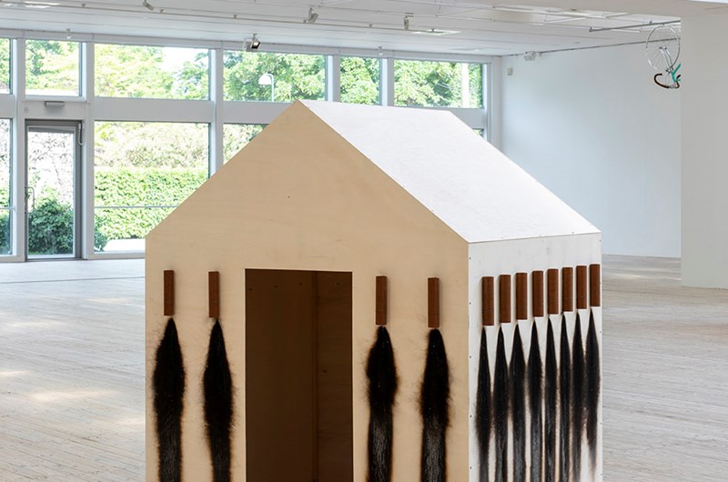 Roman Signer, Hus med raketer, Foto: Helene Toresdotter, Malmö Konsthall