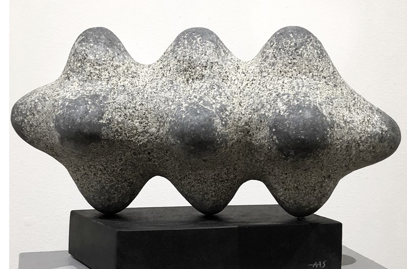 Trillingen: Svart granit.