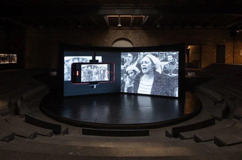 Bouchra Khalili. ”The Circle”, 2023  Synkroniserad tvåkanalig videoinstallation. Video och 16mm-film överförd till video. Färg och S/V, ljud, 56 min.   Installationsvy, ”Space of Togetherness”, Drama School of the National Theatre of Greece, Aten, 2024   © NEON   Foto: Natalia Tsoukala   Courtesy konstnären och mor charpentier, Paris 