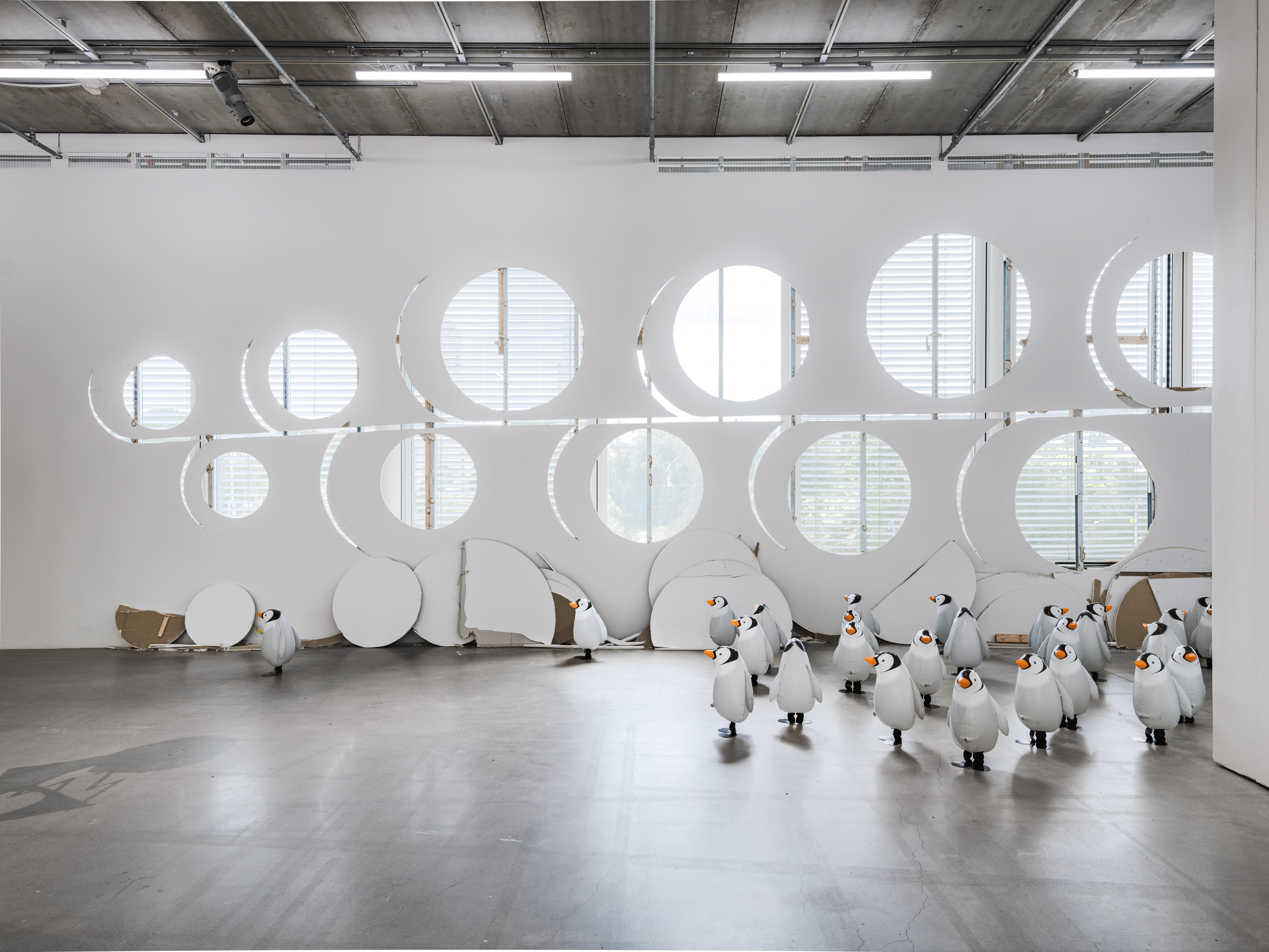 Installationsvy, Playa! - Konst som poesi i Norden, 27 aug-9 nov 2025. Foto: Bonniers Konsthall (Jean-Baptiste Béranger)