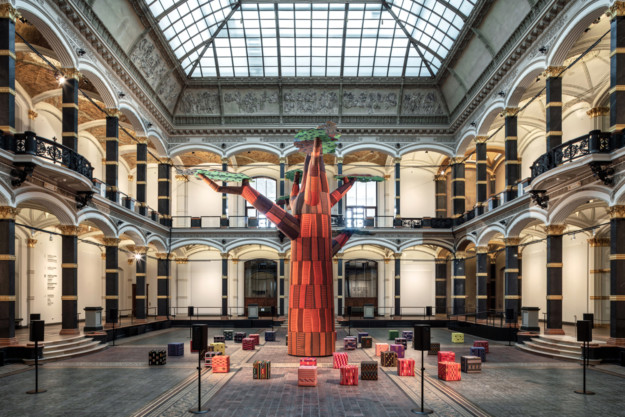 Emeka Ogboh, Ámà: The Gathering Place, 2021 Foto: Installationsvy, Gropius Bau, Berlin. Foto: Luca Girardini