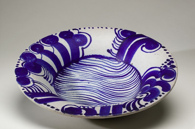 Väggfat med blå abstrakt dekor och blå band, Stengods, grå och brunprickig glasyr, målad blå dekor, av Lisa Larson. Gustavsbergs Porslinsmuseum