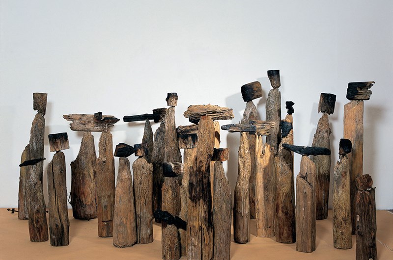 El Anatsui  Akuas överlevande barn, 1996  Drivved och järn, varierande mått  Med tillstånd av konstnären, och October Gallery, London  Foto: Andy Keate