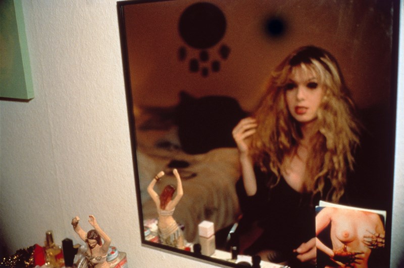 Nan Goldin, Joey in my mirror, Berlin (1992). Ur diabildspelet The Other Side, 1992-2021.  © Nan Goldin