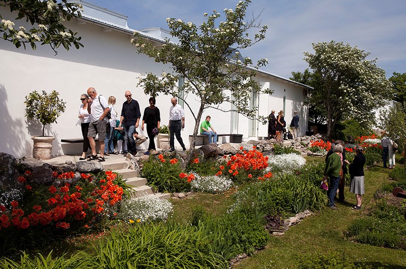 vy av konsthallen från trädgården