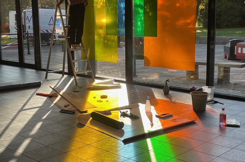 Uppbyggnad av den stora installationen på Nässjö konsthalls fönster 