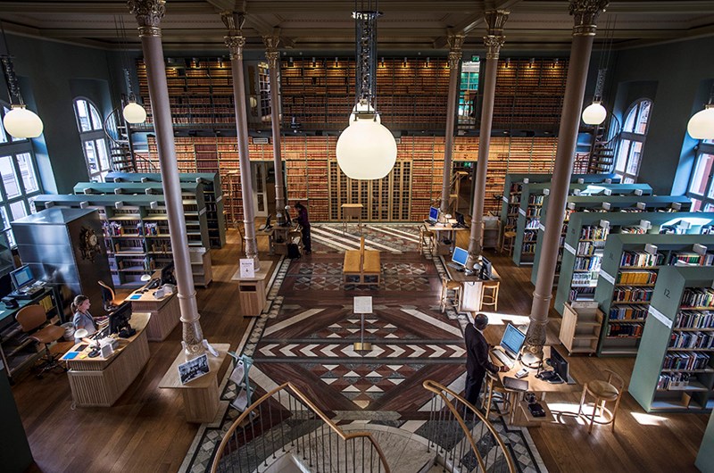 Konstnären Ulla Viotti skapade bland annat stengolvet "Rikets matta" för bibliotekshallen i Riksdagsbiblioteket. Foto: Yvonne Åsell/SvD/TT